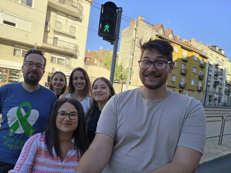 Az Önálló Léptekért Alapítvány csapata egy zöld gyalogoslámpánál